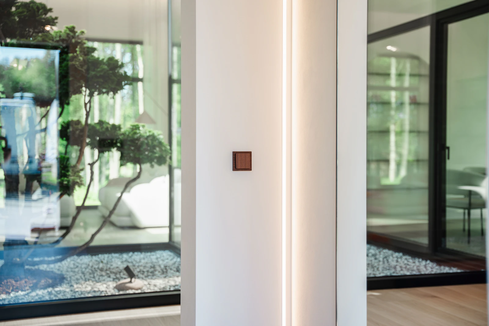 Living moderno con iluminación automatizada
